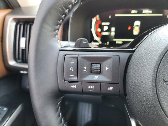 Photo of 2025 Everest White Pearl Tricoat/Super Black Nissan Pathfinder