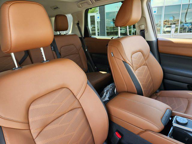 Photo of 2025 Everest White Pearl Tricoat/Super Black Nissan Pathfinder
