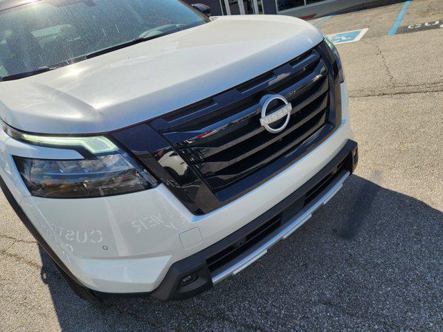 Photo of 2025 Everest White Pearl Tricoat/Super Black Nissan Pathfinder