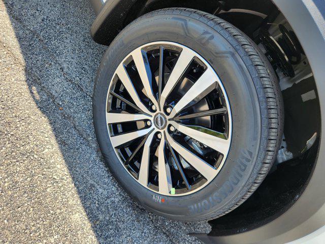 Photo of 2025 Everest White Pearl Tricoat/Super Black Nissan Pathfinder