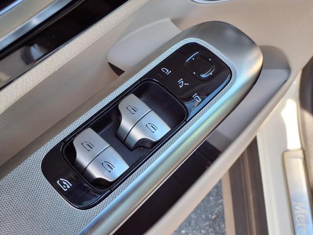 Photo of 2024 MANUFAKTUR Moonlight White Metallic Mercedes-Benz GLC 300