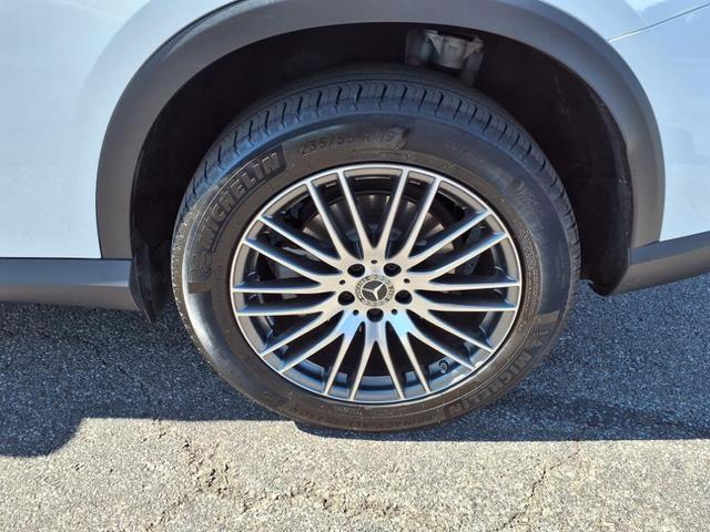 Photo of 2024 MANUFAKTUR Moonlight White Metallic Mercedes-Benz GLC 300