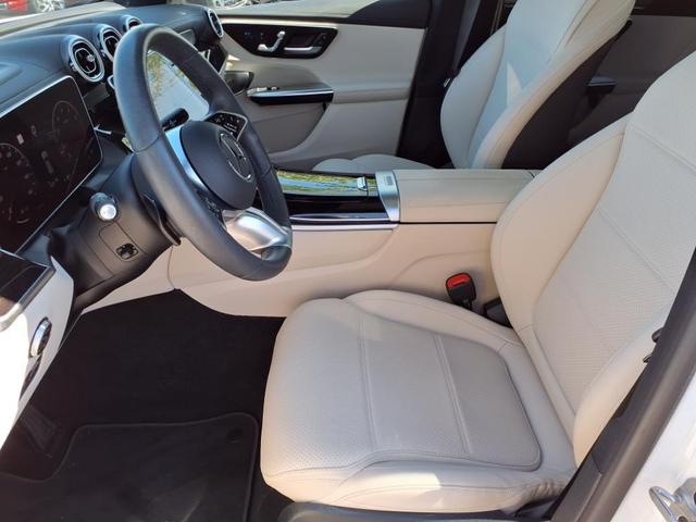 Photo of 2024 MANUFAKTUR Moonlight White Metallic Mercedes-Benz GLC 300