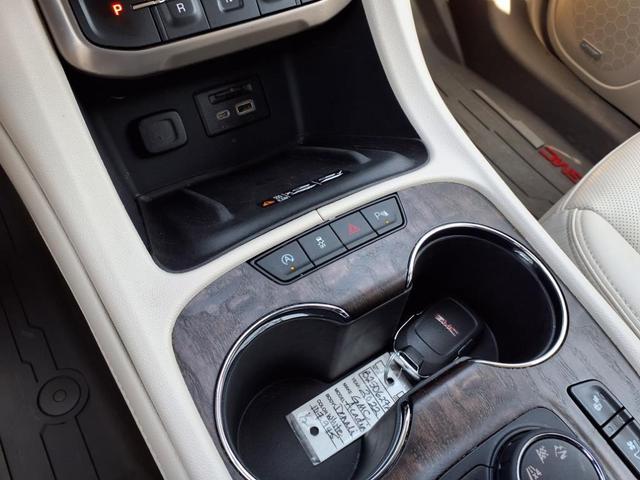 Photo of 2022 White Frost Tricoat GMC Acadia