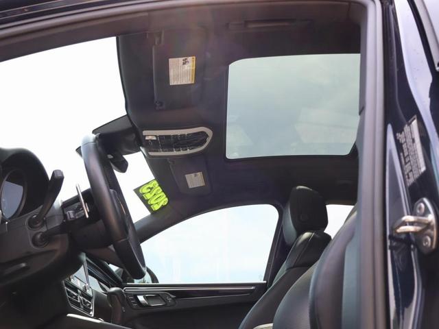 Photo of 2023 Night Blue Metallic Porsche Macan