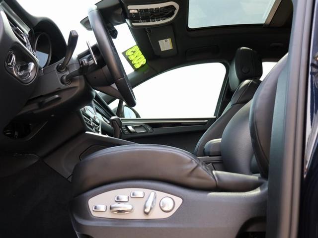 Photo of 2023 Night Blue Metallic Porsche Macan