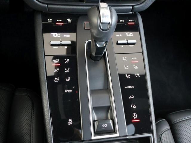 Photo of 2024 Gentian Blue Metallic Porsche Macan