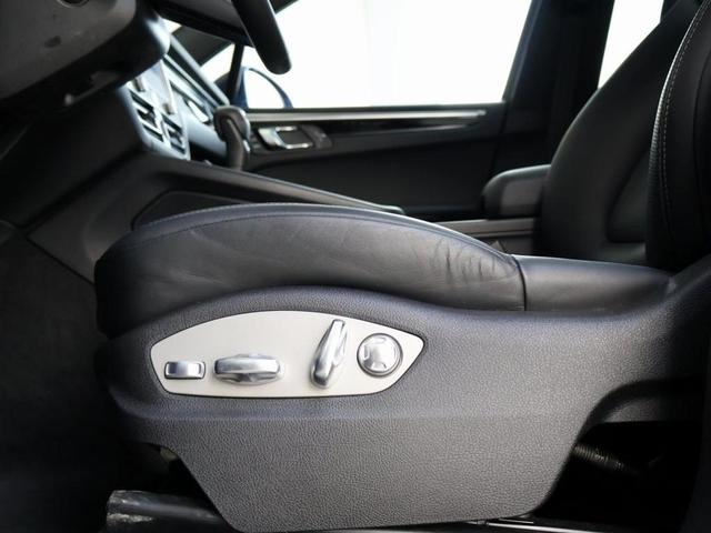Photo of 2024 Gentian Blue Metallic Porsche Macan