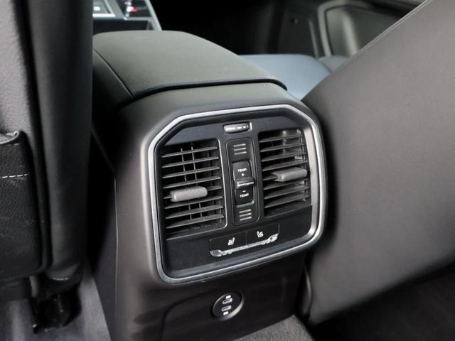 Photo of 2024 Gentian Blue Metallic Porsche Macan