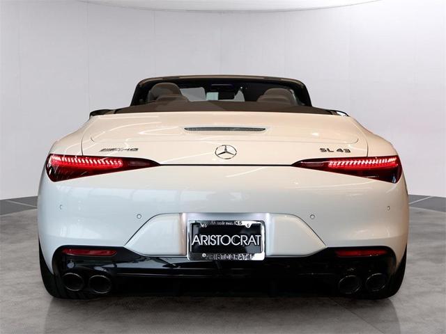 Photo of 2025 MANUFAKTUR Moonlight White Metallic Mercedes-Benz AMG SL 43