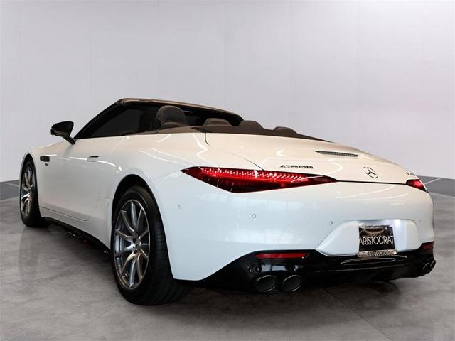 Photo of 2025 MANUFAKTUR Moonlight White Metallic Mercedes-Benz AMG SL 43