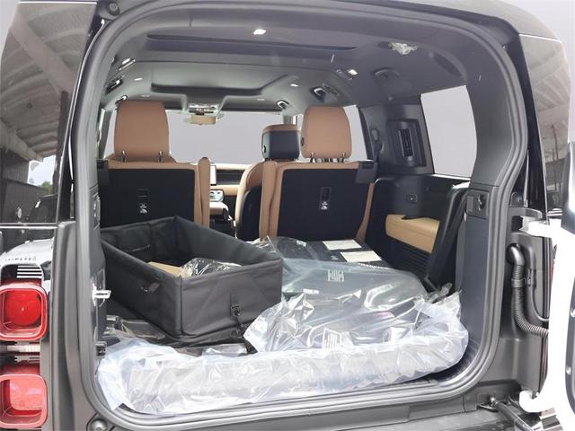 Photo of 2025 Fuji White Land Rover Defender
