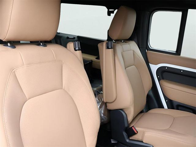 Photo of 2025 Fuji White Land Rover Defender