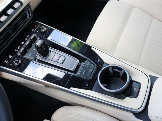 Photo of 2024 White Porsche 911