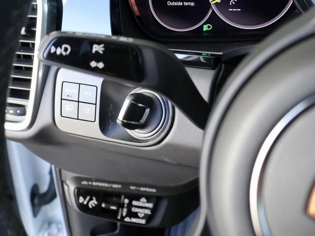 Photo of 2022 Carrara White Metallic Porsche Cayenne