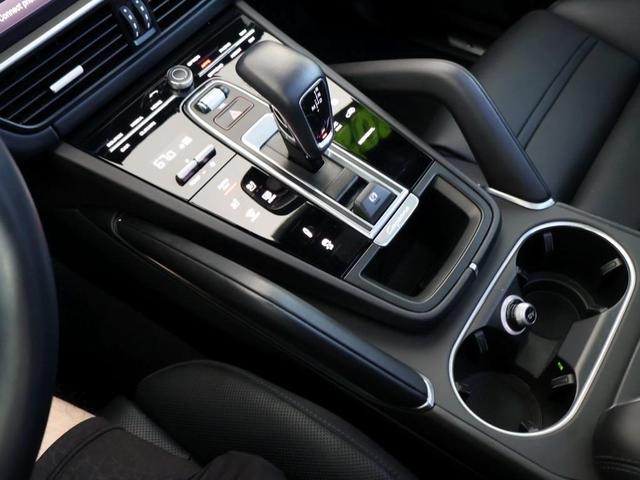 Photo of 2022 Carrara White Metallic Porsche Cayenne