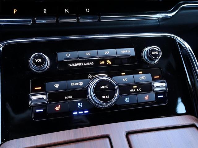 Photo of 2024 Ceramic Pearl Metallic Lincoln Navigator