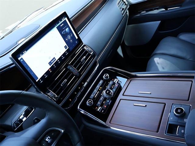 Photo of 2024 Ceramic Pearl Metallic Lincoln Navigator