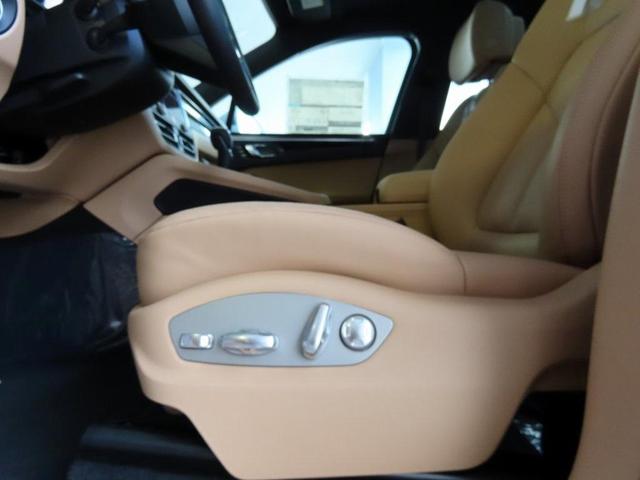 Photo of 2025 Carrara White Metallic Porsche Macan