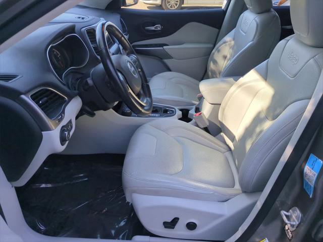 Photo of 2021 Light Brownstone Pearlcoat Jeep Cherokee