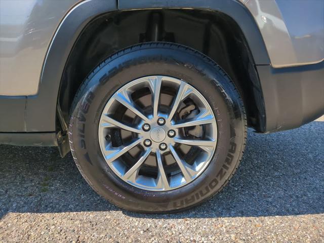 Photo of 2021 Light Brownstone Pearlcoat Jeep Cherokee