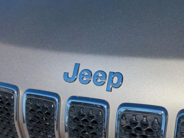 Photo of 2021 Light Brownstone Pearlcoat Jeep Cherokee