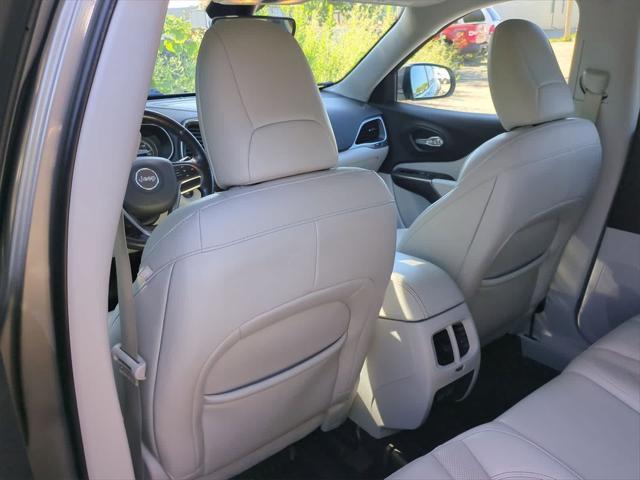 Photo of 2021 Light Brownstone Pearlcoat Jeep Cherokee