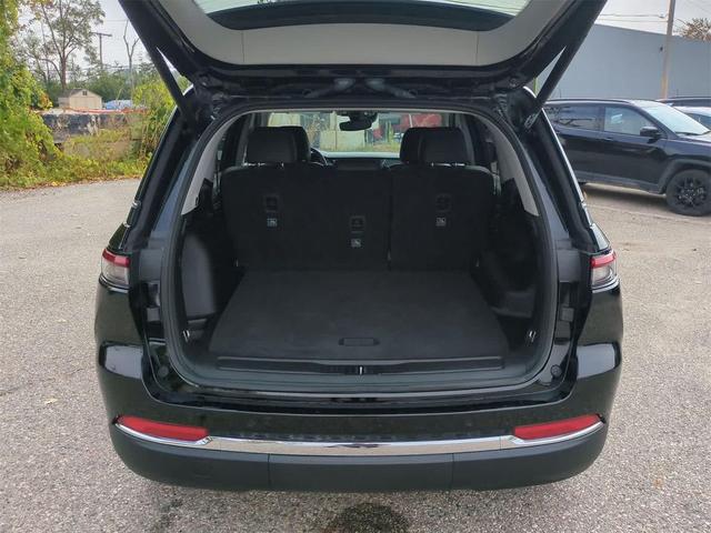 Photo of 2023 Diamond Black Crystal Pearlcoat Jeep Grand Cherokee