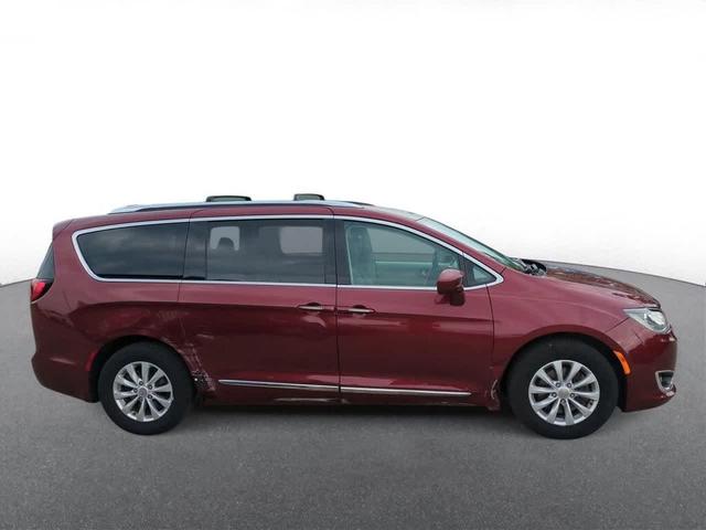 Photo of 2018 Velvet Red Pearlcoat Chrysler Pacifica
