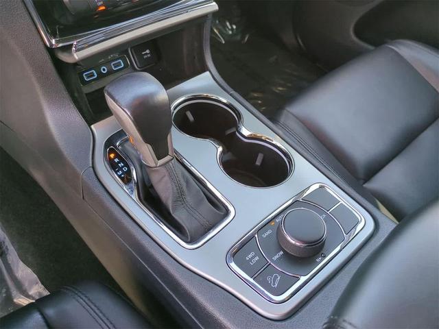 Photo of 2020 Diamond Black Crystal Pearlcoat Jeep Grand Cherokee