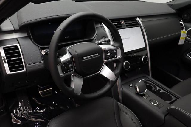 Photo of 2025 Santorini Black Metallic Land Rover Discovery
