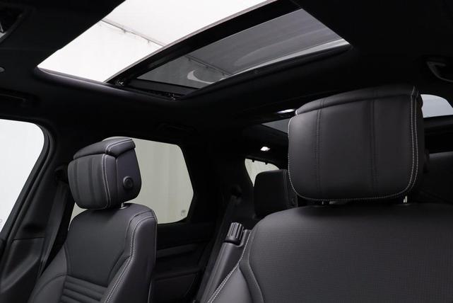 Photo of 2025 Santorini Black Metallic Land Rover Discovery