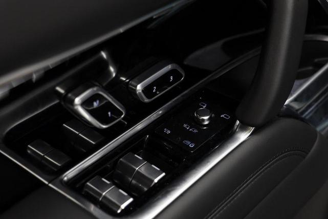 Photo of 2025 White Land Rover Range Rover