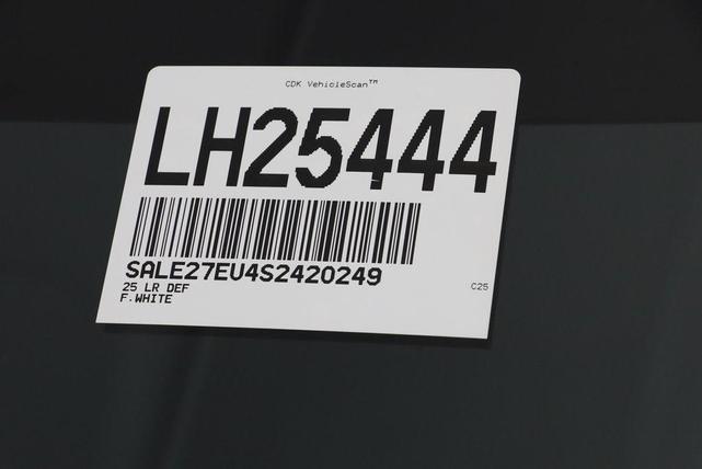 Photo of 2025 White Land Rover Defender