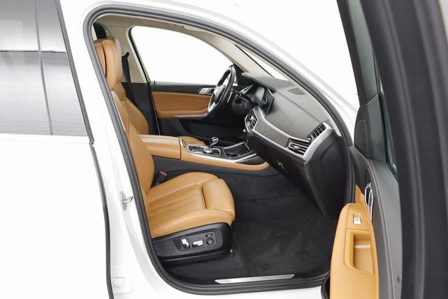 Photo of 2022 Mineral White Metallic BMW X7