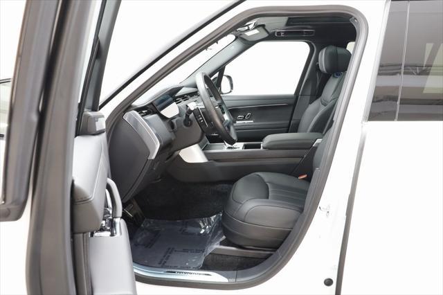 Photo of 2025 Ostuni Pearl White Premium Metallic Land Rover Range Rover