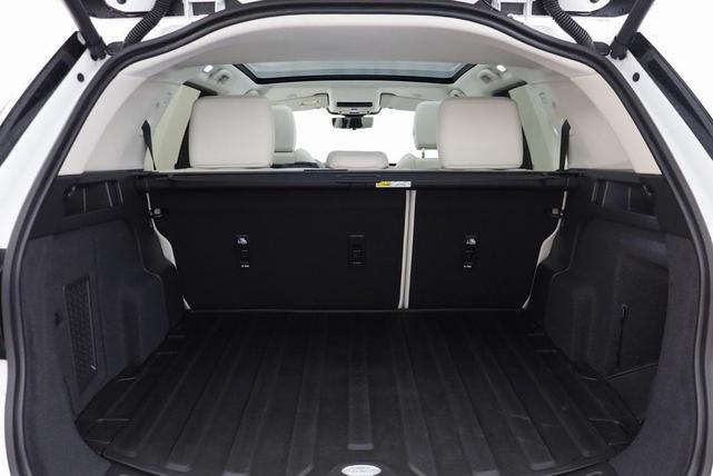 Photo of 2025 White Land Rover Discovery Sport