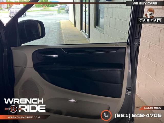 Photo of 2017 Granite Pearlcoat Dodge Grand Caravan