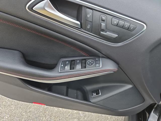 Photo of 2015 BLACK Mercedes-Benz GLA-Class