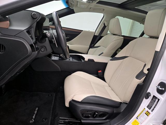 Photo of 2023 White Lexus ES 350