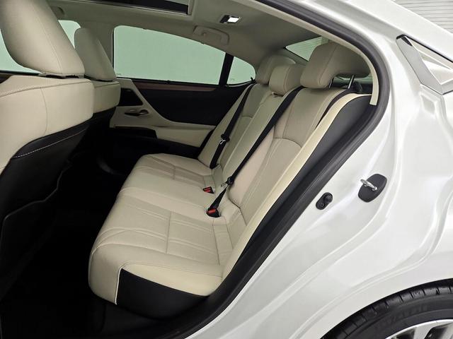 Photo of 2023 White Lexus ES 350
