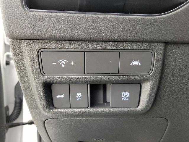 Photo of 2023 White Hyundai SONATA