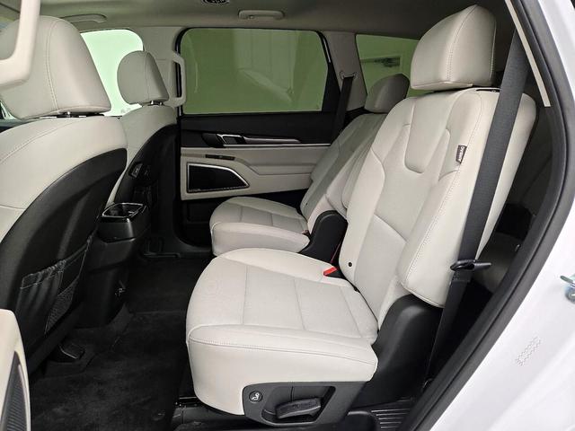 Photo of 2024 White Kia Telluride