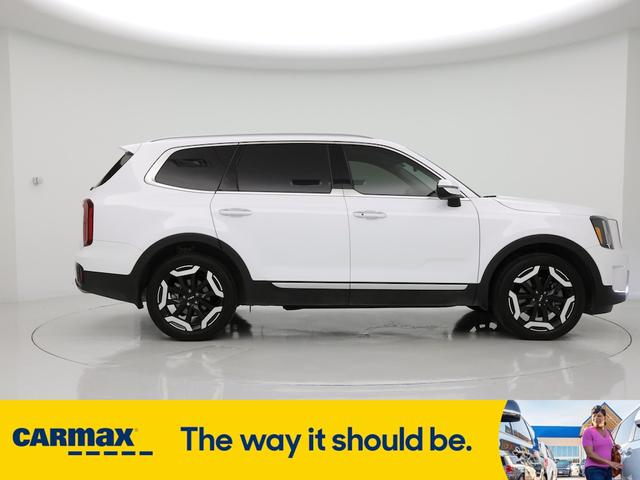 Photo of 2024 White Kia Telluride