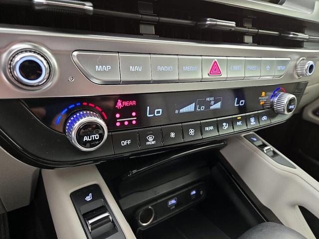 Photo of 2024 White Kia Telluride