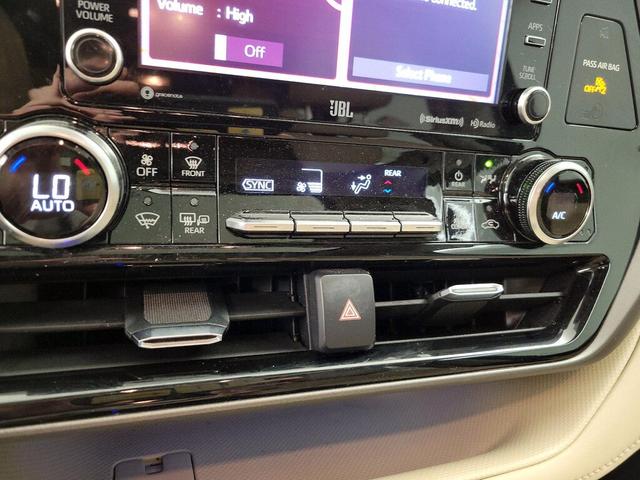 Photo of 2022 Red Toyota Highlander Hybrid