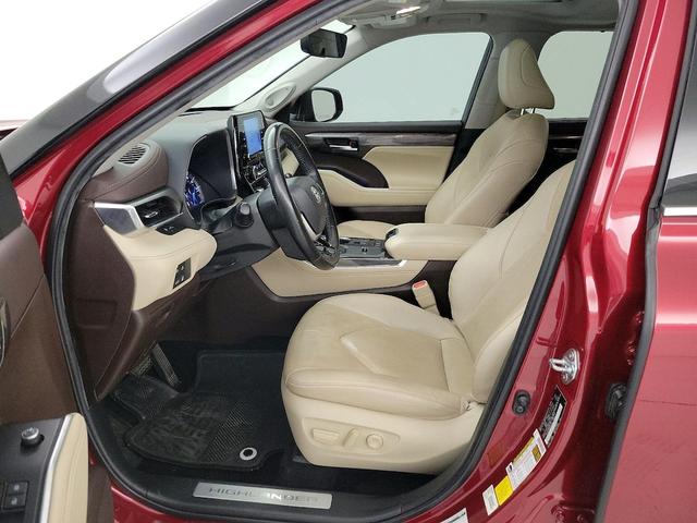 Photo of 2022 Red Toyota Highlander Hybrid