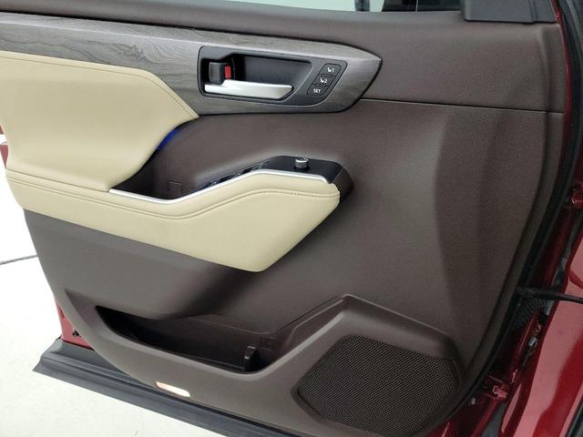 Photo of 2022 Red Toyota Highlander Hybrid