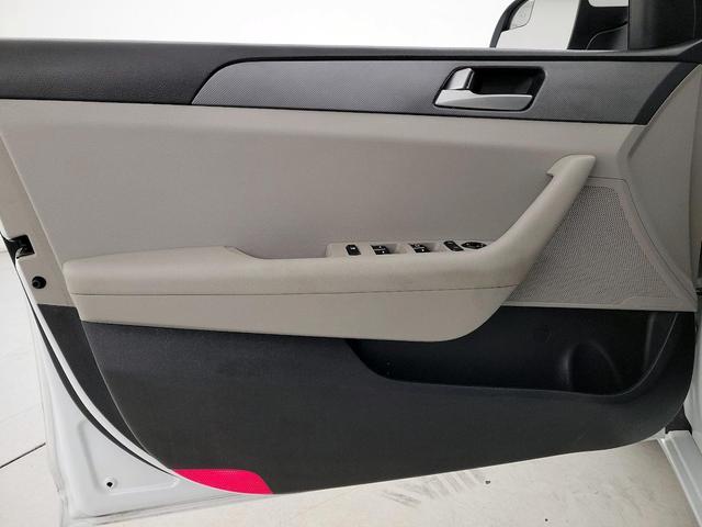 Photo of 2016 White Hyundai SONATA