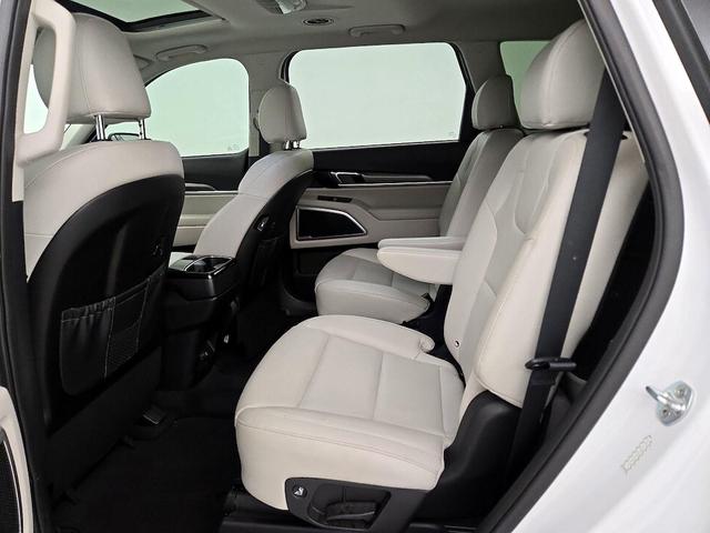 Photo of 2020 White Kia Telluride